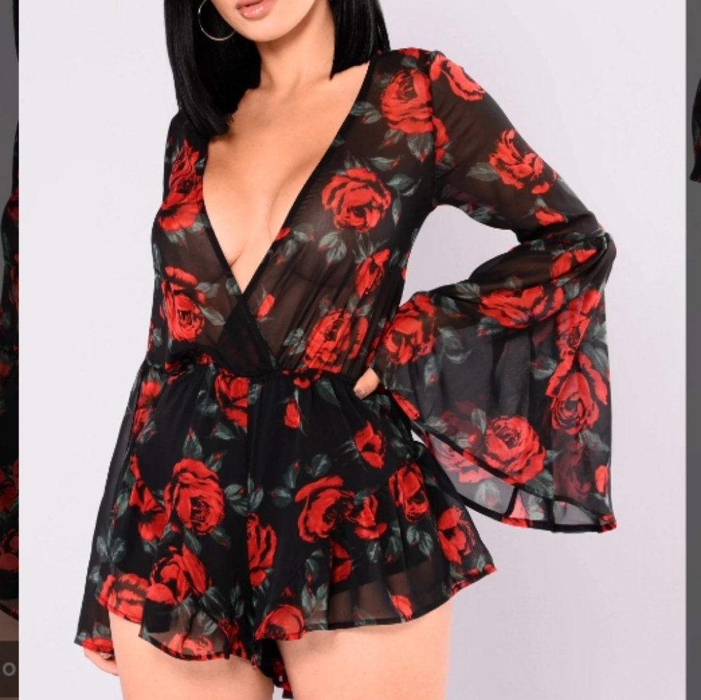 Fashion Nova Rose Floral Romper Size M Black Red